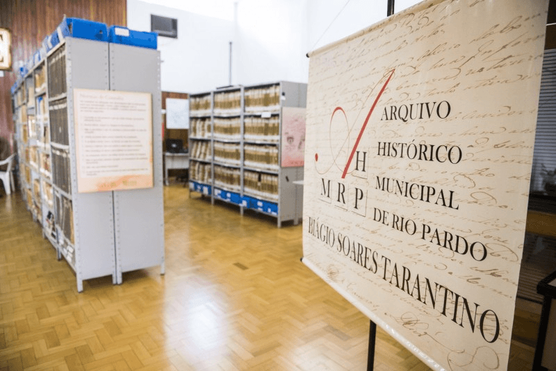 Arquivo Histórico Municipal de Rio Pardo — acervo com a placa do AHMRP